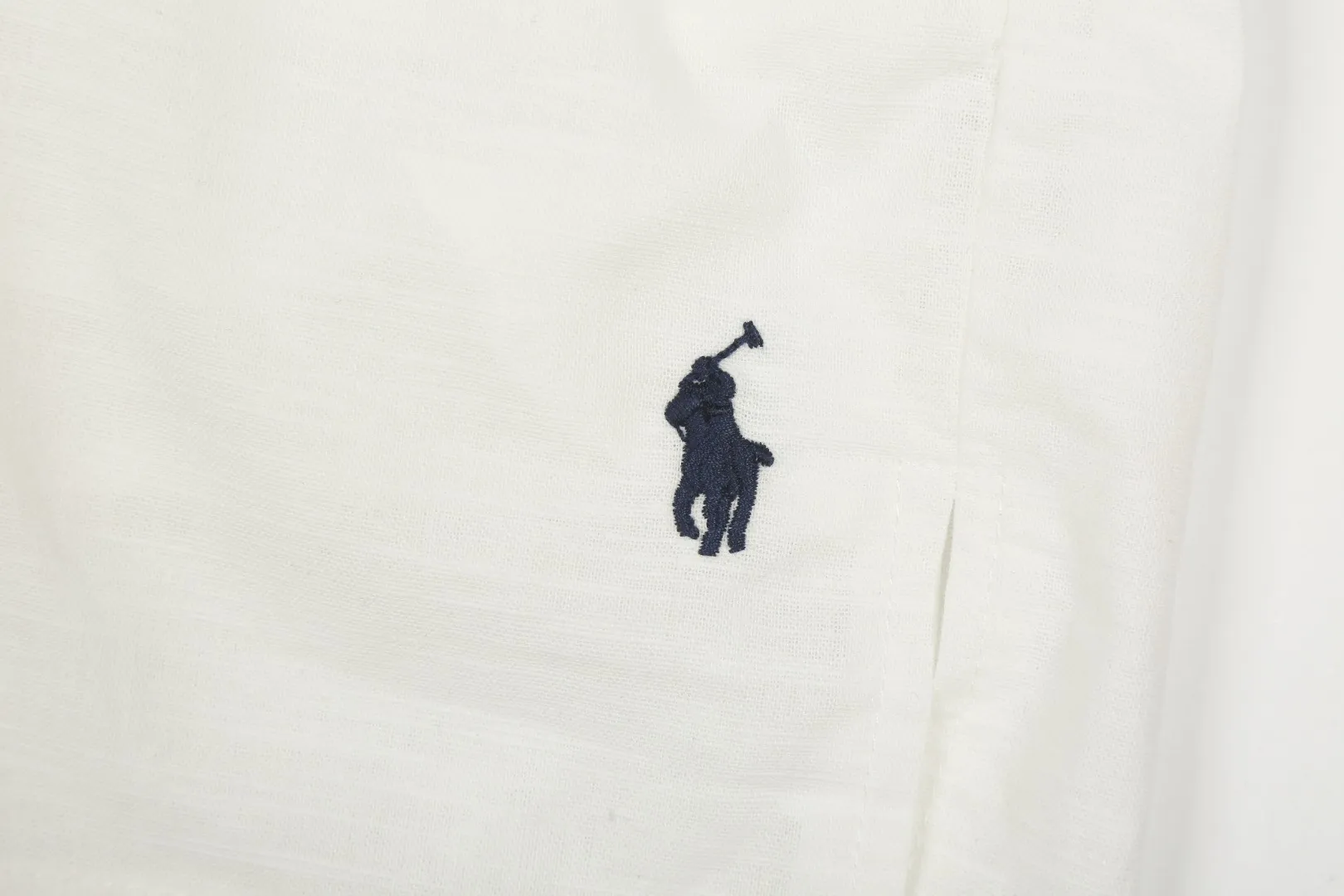 P210 White background picture [High-end quality] Style number: 25052# Color: Navy blue/off-white/light khaki/ice blue/dark khaki Size: S to XL - Ralph Lauren/Ralph Lauren 25SS Summer hot item high-quality lazy old money style linen couple style five-point shorts - originality restoration 105% cotton blended bamboo linen on the face Super soft nylon elastic in the same color ✅ - 100% restored workmanship Short five-point version, double-layered inside and outside to prevent exposure, double stitching to cover the independent waistband ✅ - Professional washing before the car, the texture of the fabric is tight and soft ✅ - RL/Ralph Lauren linen shorts are simply a summer savior. The linen material allows every pore to breathe freely, say goodbye to sticky heat. Walking on the road, the wind blows, and the heat all over the body is instantly smoothed away. The bamboo texture is natural and unique, simple and pure texture, full of laziness and old money style.